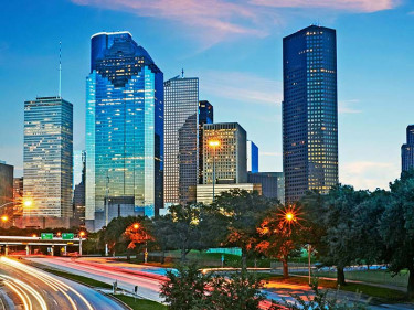 Bustling traffic on the streets of Houston, where injury victims can find a Houston personal injury lawyer.