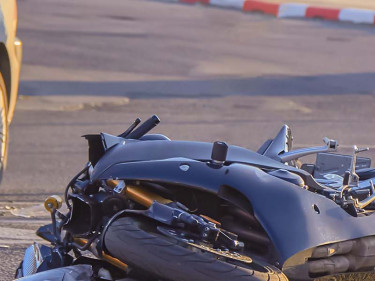 A motorcycle lies crashed on its side, a sign that it’s time to call a motorcycle accident lawyer.