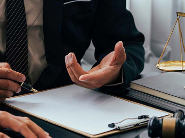 An Uber accident lawyer works with an injury client in Texas.